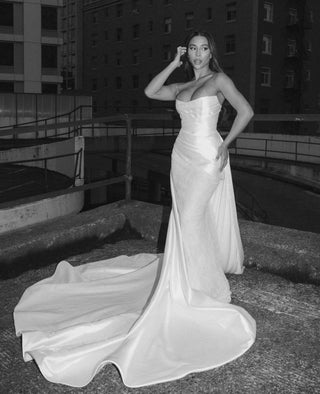 Sophisticated mikado top with a strapless neckline, sleeveless style.