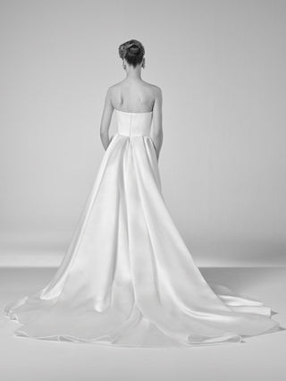 Viktor&Rolf luxury wedding dress in satin showcasing couture tailoring, bespoke knot detail, and iconic design heritage for elite bridal clients