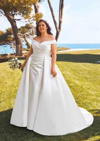 Bride wearing Dimitra gown featuring old Hollywood-inspired styling.