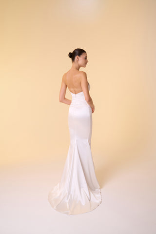 Modern satin mermaid wedding gown showcasing a drop waist, sweetheart neckline, and floor-length design for sophisticated brides