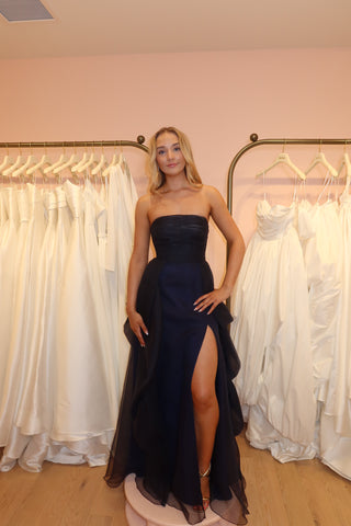 Chic strapless evening gown with a fitted bodice and voluminous tulle skirt, perfect for formal occasions.