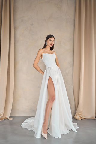 Strapless wedding bustier with a structured silhouette, corset-inspired details, and a sweetheart neckline for modern brides.