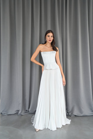 Sophisticated bridal bustier featuring a fitted silhouette and elegant satin fabric.