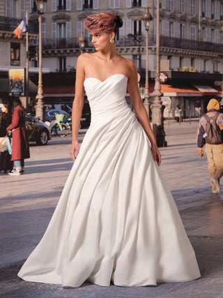 Viktor&Rolf couture bridal gown with twisted drape sweetheart neckline and artisanal mikado craftsmanship in bespoke luxury design