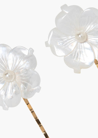 Timeless bobby pins featuring intricate mother-of-pearl flowers and radiant pearls for a refined evening look.