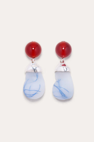 Modern statement earrings with dynamic silhouette and unique veining details, ideal for evening elegance.