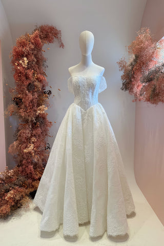 Amélie lace ballgown