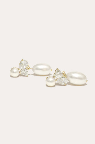 Refined earrings blending freshwater pearls with pear-cut zirconia for an elegant sculptural silhouette.