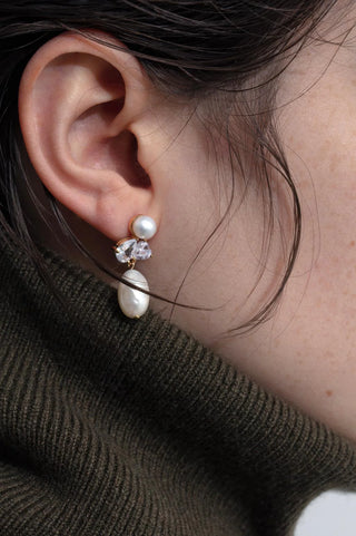 Sculptural earrings with freshwater pearls and pear-cut zirconia for a refined evening look.