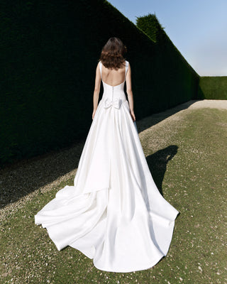 Viktor&Rolf luxury bridal dress with clean couture lines, artisanal mikado fabric, and signature bespoke craftsmanship for elite brides